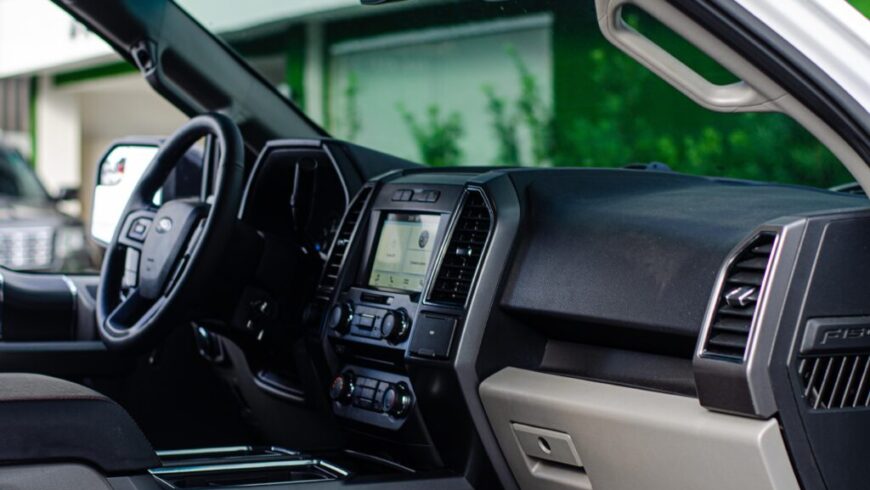Ford F 150 FX4 2018 interior frente y pantalla