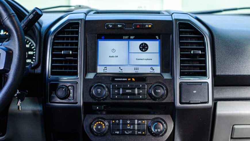 Ford F 150 FX4 2018 interior - pantalla
